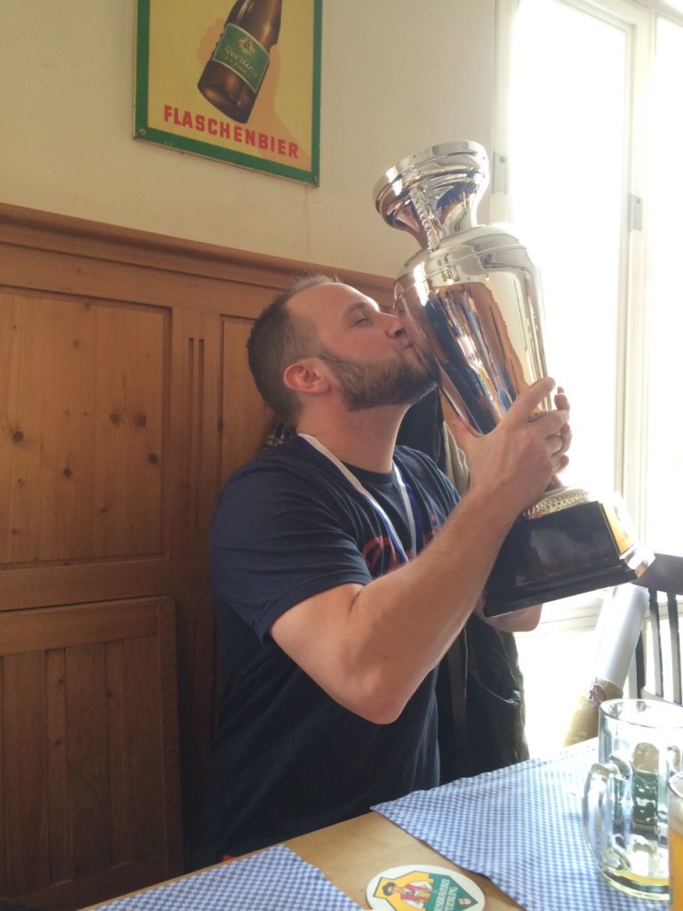 Pokalübergabe für den Olumpia-Sieger 2014